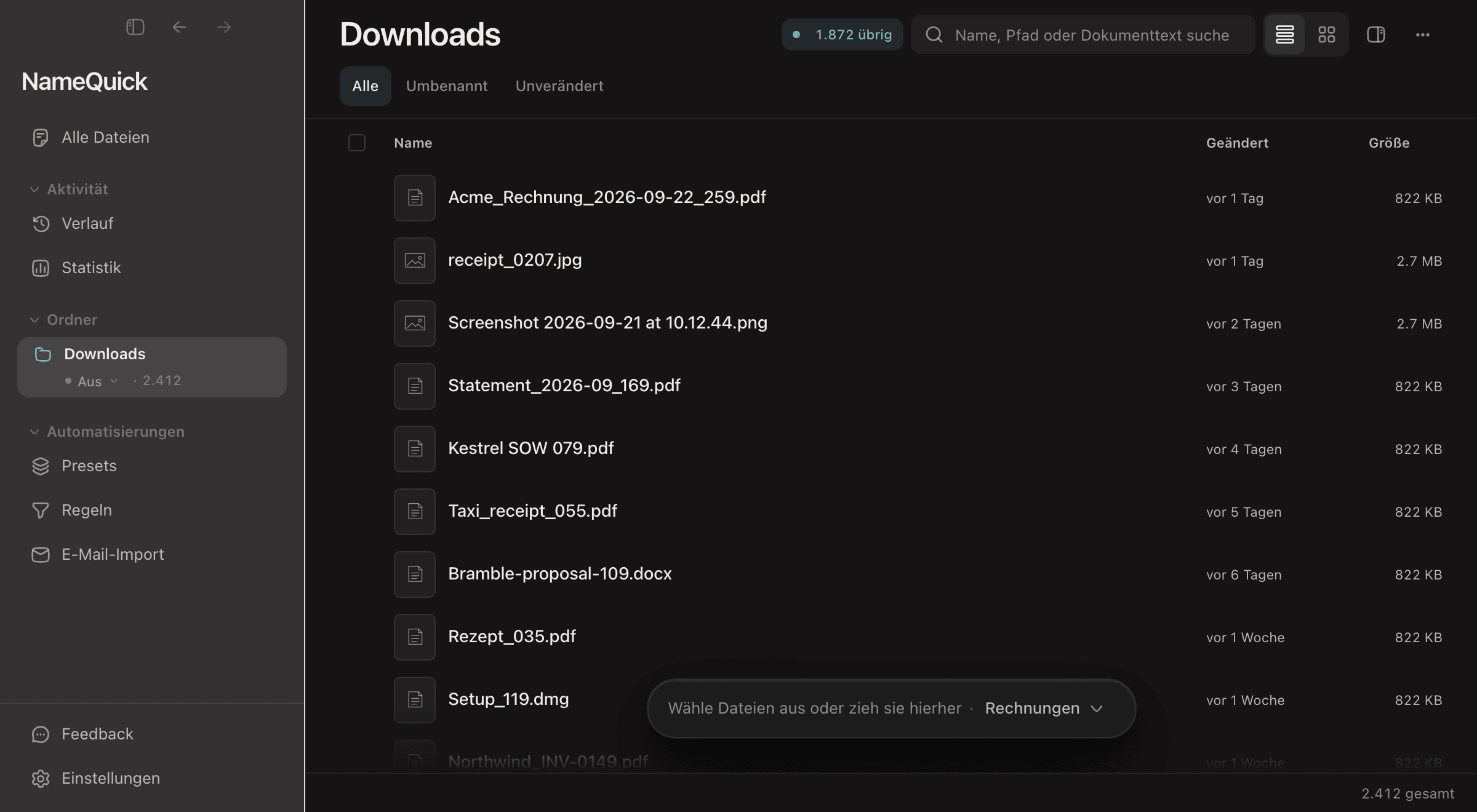 NameQuick 3.0.35 auf dem Mac: In der Seitenleiste wird Downloads (2.412 Dateien) mit der rechten Maustaste angeklickt und „In Ordner sortieren…“ gewählt. Im Startfenster steht die Anweisung „Nach Kunden, Finanzen nach Art“, dann Ordner planen. NameQuick liest die Dateien und plant 1.500 davon in 12 Ordner; 250 bleiben in Downloads und 250 brauchen dich, etwa 36 Rezepte, für die kein Ordner passt. „1.500 Dateien ablegen“ verschiebt 1.499, eine wird zurückgehalten, und Rückgängig würde jede abgelegte Datei zurücklegen.