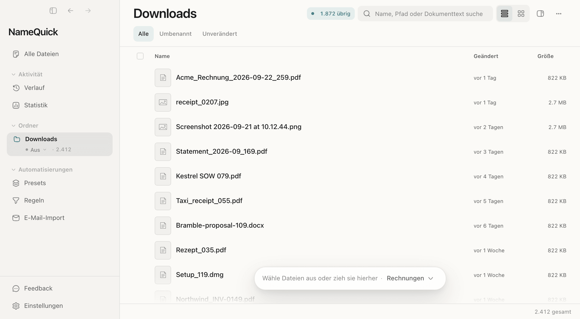 NameQuick 3.0.35 auf dem Mac: In der Seitenleiste wird Downloads (2.412 Dateien) mit der rechten Maustaste angeklickt und „In Ordner sortieren…“ gewählt. Im Startfenster steht die Anweisung „Nach Kunden, Finanzen nach Art“, dann Ordner planen. NameQuick liest die Dateien und plant 1.500 davon in 12 Ordner; 250 bleiben in Downloads und 250 brauchen dich, etwa 36 Rezepte, für die kein Ordner passt. „1.500 Dateien ablegen“ verschiebt 1.499, eine wird zurückgehalten, und Rückgängig würde jede abgelegte Datei zurücklegen.