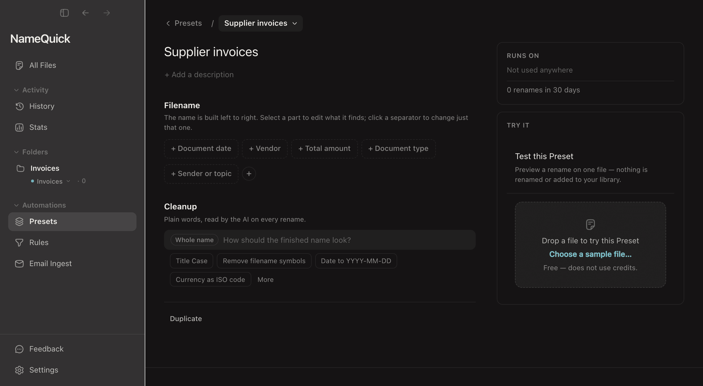 L’éditeur de préréglages de NameQuick 3.0.35, en anglais. Un nouveau Filename template reçoit les parties suggérées Document date, Vendor et Total amount, puis un nouveau champ, Invoice number, avec la consigne « The invoice number, like INV-4851 » et If not found réglé sur Leave out (optional). Un Cleanup pour Total amount indique « No space between the amount and the currency ». Un test sur une facture affiche le nom 2025-12-09_Paddle.com_485.00EUR_INV-4851.pdf et ce qui a été trouvé pour chaque partie.
