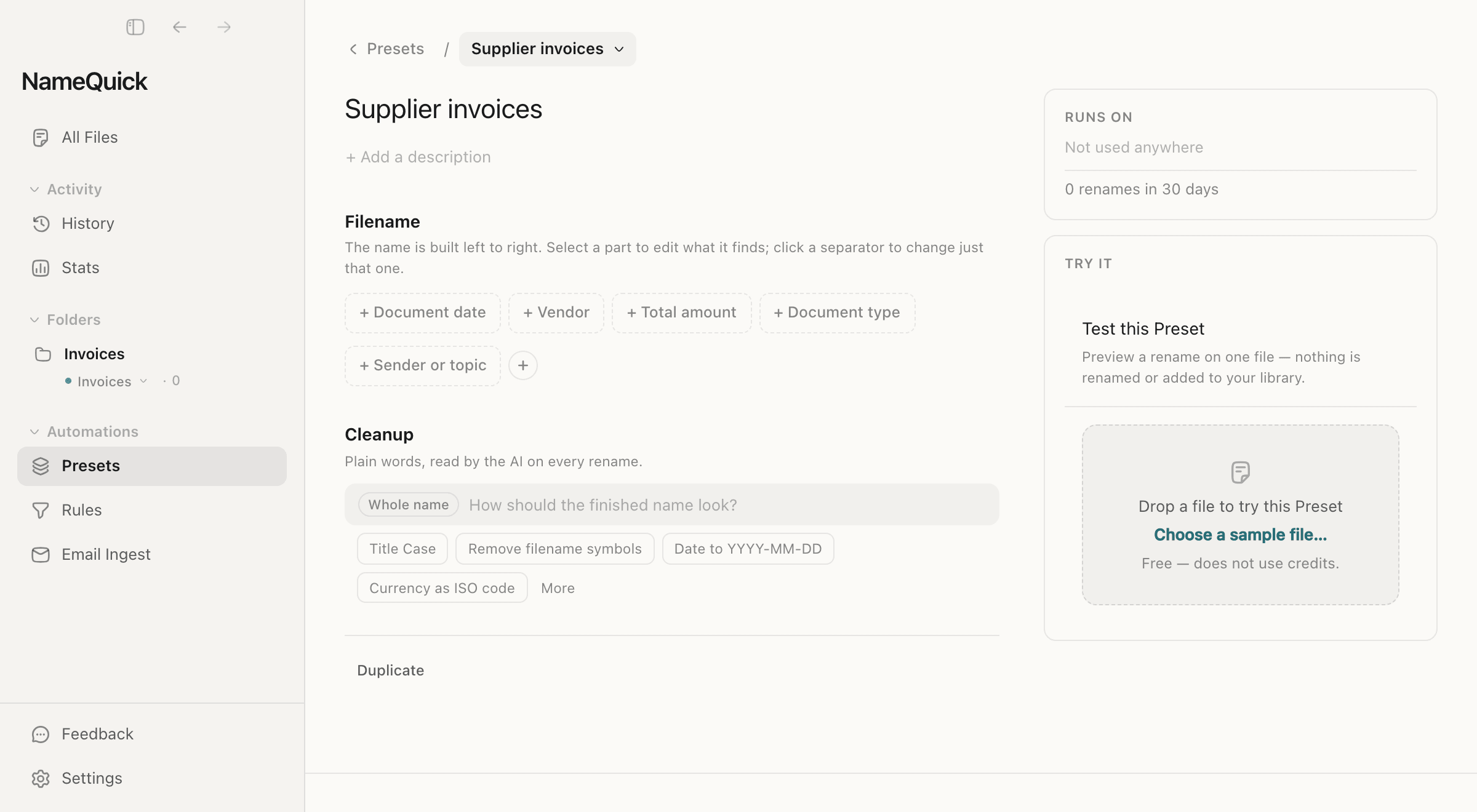 L’éditeur de préréglages de NameQuick 3.0.35, en anglais. Un nouveau Filename template reçoit les parties suggérées Document date, Vendor et Total amount, puis un nouveau champ, Invoice number, avec la consigne « The invoice number, like INV-4851 » et If not found réglé sur Leave out (optional). Un Cleanup pour Total amount indique « No space between the amount and the currency ». Un test sur une facture affiche le nom 2025-12-09_Paddle.com_485.00EUR_INV-4851.pdf et ce qui a été trouvé pour chaque partie.